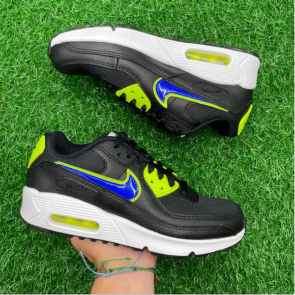 Nike Shoes - Nike Air Max 90